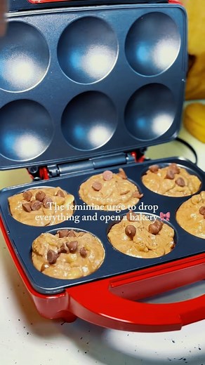 Skip the oven! This machine bakes 6 fluffy cupcakes or muffins in minutes. Perfect for quick cravings without the heat. Bake faster today! #CupcakeMaker #BakingHacks #QuickDessert #HolsteinHousewares | TommyToys | Facebook