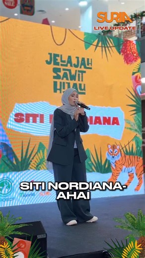 [LIVE UPDATE] JELAJAH SAWIT HIJAU MPOGCF - Paradigm Mall, Johor Bahru ☘️ Siapa dah dengar lagu baru @sitinordiana ni? Nyanyian dia memang tak pernah mengecewakan 😍 Lurveee! #suriamalaysia #SuriaMuzikdanJiwa #jelajahsawithijaumpogcf | Suria FM