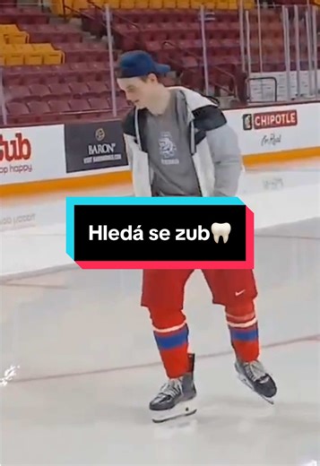 Český útočník Max Curren se po zápase s Lotyšskem vrátil na led a hledal vylomený zub.🥶🦷
