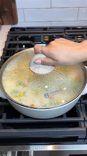 Te enseño a hacer un arroz blanco Mexicano para que tu mamá te dejé ir al baile 💃🏼👩🏻‍🍳🌾🍛🍚 Ingredientes: -1 tza de arroz (use arroz basmati) -2 dientes de ajo -1/4 de cebolla blanca -1 cda de knorr de pollo -1 cdta de sal -2 tzas de agua. Pro Tip: a mi me gusta agregarle unas ramitas de cilantro o de perejil antes de tapar el arroz por última vez. Pero no tenía 🫣 #arrozblanco #mexicanrice #comidamexicana #recetasmexicanas #tutorial | elrinconcitodemariana