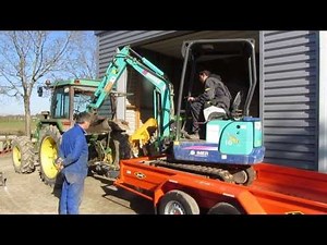 Exercice de conduite avec la mini-pelle