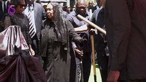 Corpo de Nando já repousa no Cemitério Alto das Cruzes O corpo do antigo Vice-Presidente da República, Fernando da Piedade Dias dos Santos "Nandó" foi sepultado na tarde desta segunda-feira, no Cemitério Alto das Cruzes, em Luanda. Num momento de bastante comoção, membros do Executivo, entidades religiosas, corpo diplomático, representantes de partidos políticos, familiares e amigos acompanharam "Nandó" até à ultima morada. Em função deste infausto acontecimento, Angola observa desde a manhã des