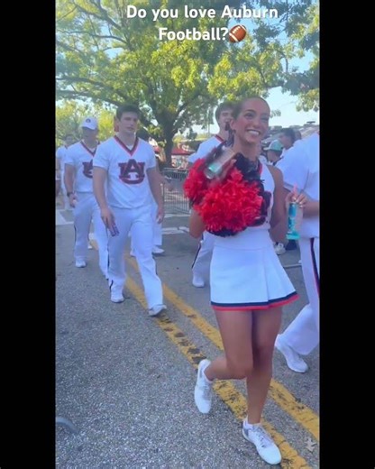 Auburn Cheerleaders at Tiger Walk | Auburn Football Gameday #auburnfootball #cheerleaders
