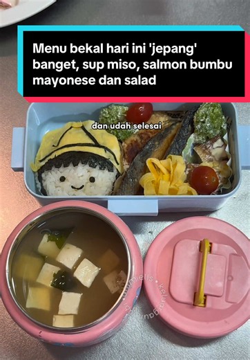 Menu bekal hari ini * さけのマヨ一味焼き (さけのまよいちみやき) — Salmon panggang mayones & cabai Jepang * みそ汁 (みそしる) — Sup miso * 香味漬 (こうみづけ) — Acar sayuran berbumbu aromatik Acar sayurannya diganti salad aja biar kemakan 😌