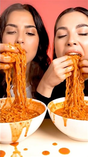 Competencia de quién termina los fideos primero! 🍜 | ASMR #asmr #eating #mukbang #asmrespañol