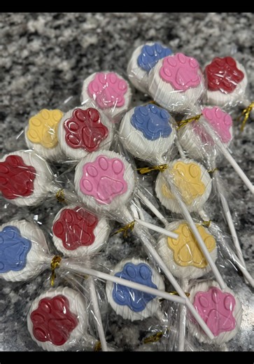 Puppy paws cake pops 😍🍭🐾 the paw print mold is linked in my Amazon storefront! #cakepops #cakepop