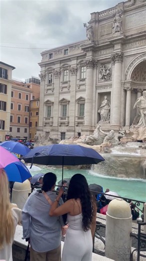🇮🇹 The Magic of Rome! A Visit to the Famous Trevi Fountain ⛲✨