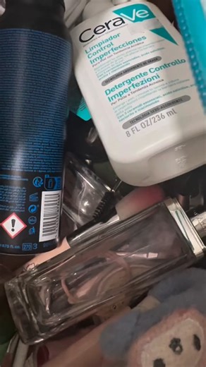 Hazel Marie on Instagram: "日本利用压电瓷砖将脚步转化为电能。这些瓷砖捕捉来自你脚步的动能。当你行走时，你的重量和动作会对瓷砖产生压力。瓷砖会轻微弯曲，从而产生机械应力。瓷砖内部的压电材料将这种应力转化为电能。每一步都会产生少量电荷，而数百万步结合在一起就能产生足够的电力来驱动LED灯、数字显示屏和传感器。在像涩谷车站这样繁忙的地方，每天大约有240万个脚步为这一系统作出贡献。这些电能可以被储存或立即使用，从而减少对传统电力来源的依赖，并支持可持续的城市基础设施。这种方法将日常运动转化为实用的可再生能源。#日本#知识#事实#你知道吗 #推荐 #科技 #创新#历史#技术#实验#热门"