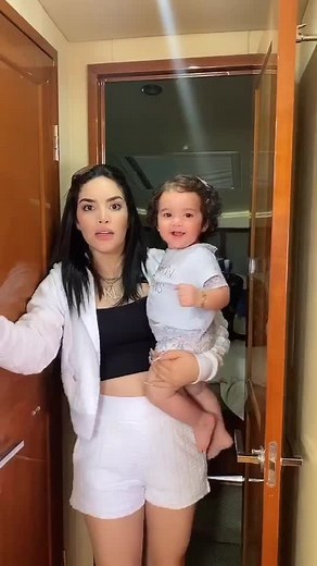 Vídeos de Kimberly Loaiza (@kimberly.loaiza) con «sonido original - Monchiesfuja»