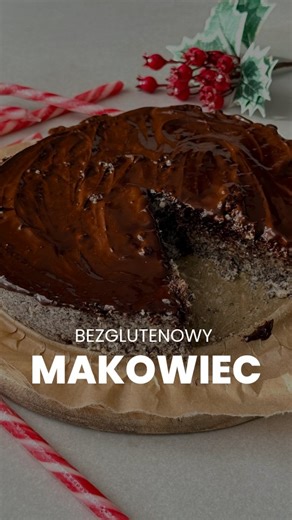 Dietetyk | Hashimoto | SIBO • IBS | PCOS | Milanówek • Online on Instagram: "BEZGLUTENOWY MAKOWIEC Przepis na 5 porcji 1 porcja - 450 kcal B: 11g T: 28g W: 38g S K Ł A D N I K I: ▪️Mleczko kokosowe - 500ml (2 szklanki) ▪️Kasza jaglana (po ugotowaniu) - 250g (17 łyżek) ▪️Mak niebieski - 140g (14 łyżek) ▪️Czekolada gorzka - 100g ▪️Migdały - 30g (2 łyżki) ▪️Orzechy nerkowca (bez soli) - 30g (2 łyżki) ▪️Żurawina suszona bez cukru - 24g (2 łyżki) ▪️Daktyle suszone - 20g (4 sztuki) ▪️Cukier brązowy - 
