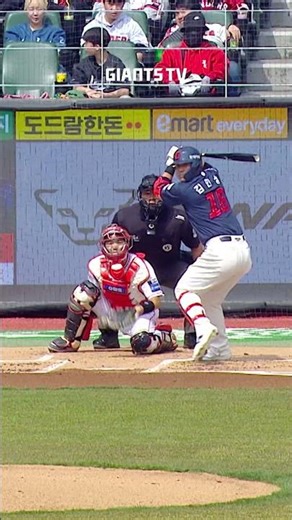 Top of the 1st inning, Kim Min-sung's timely hit seizing the momentum right from the start! #HotC...