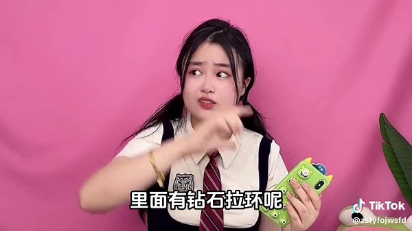 7263269854679960843可乐藏着“钻石拉环”！能兑换“巨无霸可乐”，一下拆4瓶会有吗