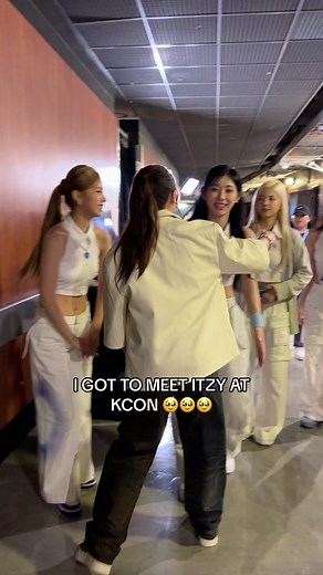 Meeting ITZY at KCON 2023 | Unboxing Their Album 🍰🫶🏼🥰