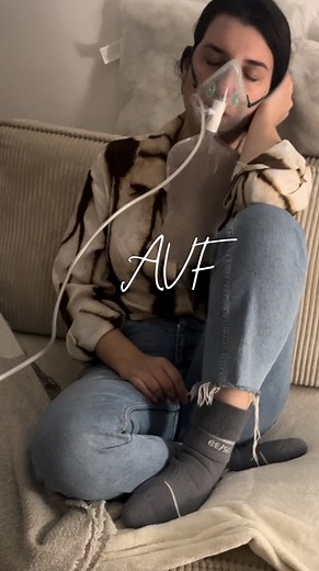 L’algie vasculaire de la face, c’est plus qu’une douleur. C’est une douleur dévorante, qui frappe sans prévenir. Une douleur qui tord ton visage, qui te dévore de l’intérieur, souvent sans explication. Un côté de ton visage est pris en otage, et tout ce que tu peux faire, c’est attendre qu’elle passe. Mais elle ne passe pas toujours. Elle revient, plus forte, plus sournoise, dans un cycle sans fin. #sensibilisation #solidarite #algievasculairedelaface #maladiedusuicide #maman #maladierare #malad