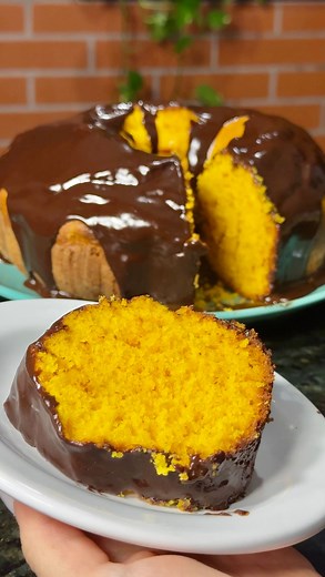 Elize Miranda on Instagram: "Fiz um bolo de cenoura sem glúten que ficou maravilhosoo! 🥕💛 A receita é do @chef.marcelohorta eu testei em casa e deu super certo, vale a pena testar aí também 🤩😋 Ingredientes:⬇️⬇️ 200g de cenoura descascada e picada 4 ovos 2 xícaras de açúcar 1/2 xícara de óleo 2 e 1/4 xícaras do meu mix sem glúten 1 colher de sopa de fermento em pó Modo de preparo:⬇️👩🏻‍🍳 1. Bata no liquidificador a cenoura, os ovos, o açúcar e o óleo até formar um creme homogêneo. 2. Em uma