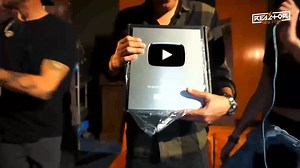 11K views · 965 reactions | Momento en donde DLD México recibe su placa de YouTube por sus 100 k suscriptores (actualmente ya van 706 k) ¿Llegamos al millón? Acá pueden suscribirse https://www.youtube.com/@dldmexico | DLD Fans México Oficial | Facebook