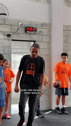 Treino de controle de bola e finalização sob pressão