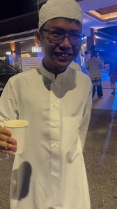 Kisah si Tukang Masak Macamana bapak nya , macam itulah anak anaknya. Anak anak pun dah tahu ,apa kesukaan ibu dia . Siap berebut rebut nak bawakan ibu dia . Inilah anak anak Amelia Tamby Hussin . Jika ke masjid , selipar atau kasut ibu sudah di pegang dan di letak kan di hadapan ibu . Nak anak anak hebat macam ini ? Kita dahulu kan dan berkhidmat dengan orang terdahulu , maksudnya dengan orang tua atau pun isteri Tuan Guru . Aku dari dahulu , jika ada isteri Tuan Guru di mana mana majlis, aku a