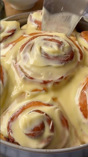 Cinnamon Rolls with Cream Cheese Frosting 🤍