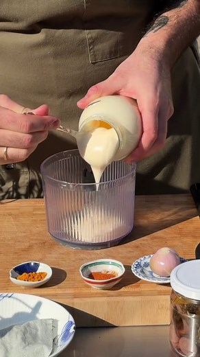 annonce @nemlig.com | Opskriften på bearnaise-mayonnaise finder du herunder 🤤👇🏼 Om det er til fritter eller som smørelse i sandwhiches eller burgere - den her bearnaise-mayonnaise er noget du er nødt til at prøve! Opskriften er PERFEKT til grillsæsonen, der er skudt i gang med dette fantastiske vejr vi har i disse dage ☀️ Inde på Nemligs hjemmeside, der kan du finde alt du har brug for til din næste grillaften 😎 (overvej lige hvor luksus det er ikke at skulle slæbe grillkul og drikkevarer hj