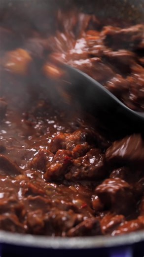 Ultimate beef chili recipe alert! Onions, chorizo, beef, beer, and a secret ingredient...dark chocolate?! #BeefChili #Recipe #Foodie #ComfortFood #ChiliRecipe