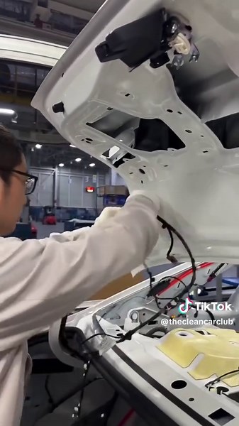 Tailgate Wiring Installation Process in Car Factories