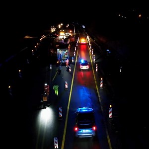 Autobahn GmbH erreicht Meilenstein beim Ausbau der A8 bei Pforzheim 🚀 Der Verkehr auf der A8 wurde gestern Nacht erfolgreich auf die neu gebaute Richtungsfahrbahn Stuttgart umgelegt. Zunächst fließt der Verkehr in Fahrtrichtung Stuttgart über die neue Strecke – bis Ende der Woche folgt die Fahrtrichtung Karlsruhe. Anschließend öffnet die Anschlussstelle Pforzheim‑Ost in Richtung Stuttgart wieder. Mit der neuen Verkehrsführung entfällt der bisherige enge Verschwenk in der Enzsenke. Zudem rollt d