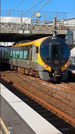 スパークしながら讃岐塩屋駅を通過！6両編成の8600系しおかぜ