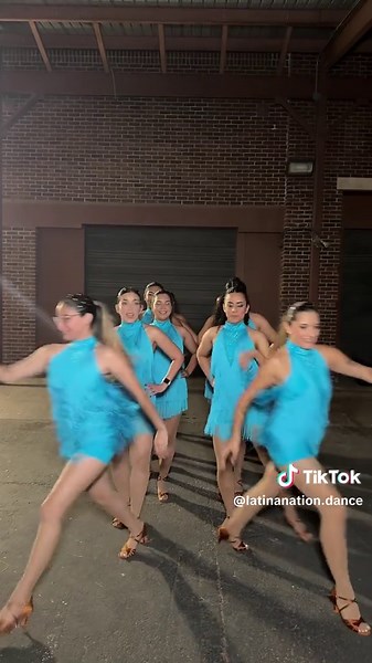 Unas tropicoquetas listas para romper la pista 🔥 LATINA NATION PERFORMANCE TEAM 💙 @Karol G #tropicoqueta #baile #austin #latina #dance