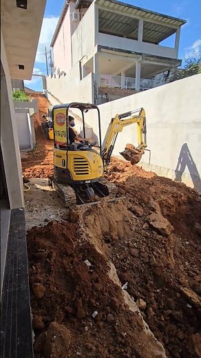 YANMAR VIO 20 ABRINDO PISCINA