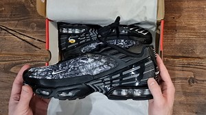 Ad: 🔔JUST DROPPED🔔 Link > https://bit.ly/32PG5xM Unboxing the Nike TN Air Max Plus 3 (Tuned 3) "Black Graphic Print". Launching at Nike UK today in a Digiral Camo Black, White & Smoke Grey colourway. Five flames for this one! 🔥🔥🔥🔥🔥 | Captain Creps - Sneaker Deals UK