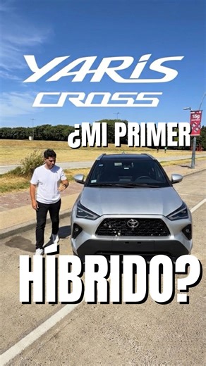 🚙 ¿TU PRIMER HÍBRIDO? ¡PROBÉ TOYOTA YARIS CROSS! 🇦🇷 . ✨ ¡Pudimos probar el nuevo Yaris Cross antes de su lanzamiento en Argentina! 🤩 El SUV compacto que llega para ser el hermano menor del Corolla Cross y promete romperla en la ciudad. . 🔴 ¿Híbrido? Sí, y súper eficiente: ⛽️ Olvidate de gastar en nafta. En ciudad consume solo 3,3 litros cada 100 km. Es auto-recargable: la batería se carga sola cuando frenás o desacelerás. ¡No necesitás enchufarlo! 🔌🚫 . 🔴 Full Conectividad y Tech: 📱 Pant