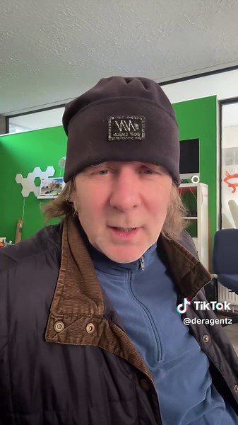 Egal wo man hinhört, alle machen alles richtig, nur der Wal liegt immer noch da. Die armen Mönner, die dort im kalten Wasser es dem Wal irgendwie versuchen zu erleichtern. Bravo!#wal #hilfe #hope #liebe #ostsee