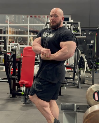 Hunter Labrada IFBB Pro on Instagram: "Everything’s coming back to life🙏🏻🙌🏻💪🏻 Still in a good bit of pain on some exercises/in some positions, but it’s getting better every week and my strength and size are coming back quick! - Full arm day: A1 JM press 3 x 10-12 B1 cuff tricep extension 3 x 10-12 C1 DB preacher curl 2 x 10-12 D1 step forward cable curl 2 x 10-12 E1 unilateral supported hammer curl 2 x 10-12 - - @labradaproseries @labradanutrition 