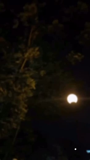 ‎قناة نشر السُنة الـدَعـويّة 📚📖‎ on Instagram‎: "ساعة استجابة…!🎧 - ‏‎تعد مرسيدس جي كلاس واحدة من أشهر وأهم سيارات الدفع الرباعي الفاخرة بالأسواق العالمية، وتأتي الشهرة الأكبر للموديل بفضل التصميم الصندوقي الشهير المقدم منذ 45 عاماً والذي حصل على العديد من اللمسات التصميمية الطفيفة على مر الأعوام الماضية، وإليكم أبرز التحديثات الجديدة لموديل 2025 من مرسيدس جي كلاس بالسطور التالية. ‏‎تصميم مرسيدس جي كلاس 2025 الخارجي ‏‎حصلت مرسيدس جي كلاس 2025 الجديدة على شبكة أمامية محدثة بفتحات هوائية أفقية، 