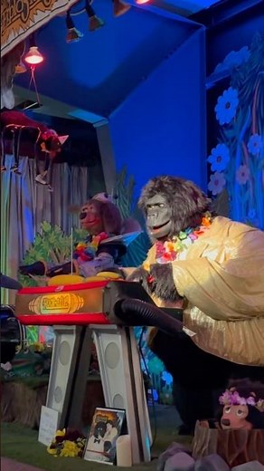 The Rock-Afire Explosion sings The Monkees theme!