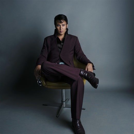 27K views · 993 reactions | Austin Butler refused to play a mediocre Elvis! He spent 2 years perfecting his performance for the Baz Luhrmann biopic. Dedication level: Elvis is streamning on Max. #AustinButler #Elvis #BazLuhrmann #ElvisMovie #StreamOnMax #movies #entertainmentnews | Hollywood Outbreak | Facebook