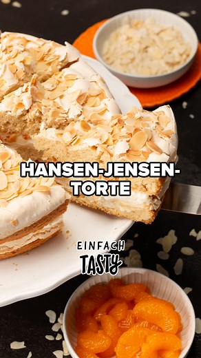 Die Hansen-Jensen-Torte, oft als Schwimmbad-Torte bezeichnet, überzeugt durch ihre locker, luftige Beschaffenheit und den fruchtigen Geschmack der Mandarinen. 🍊🍰 🛒 Du brauchst: 👉 Für den Biskuitboden: 100 g Butter, 100 g Zucker, 1 Pck. Vanillezucker, 5 Eigelbe, 150 g Mehl, 1 Pck. Backpulver, 5 Eiweiße, 200 g Zucker, 150 g Mandelblättchen 👉 Für die Sahne-Schicht: 500 ml Sahne, 2 Pck. Sahnesteif, 2 Pck. Vanillezucker, 1 Dose Mandarinen 💡 Das ganze Rezept findest du auf unserer Homepage (Link