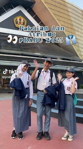 KETENTUAN PAKAIAN & ATRIBUT PRABU 2025 🎒📚 Halo Pramuda! 👋🏻 Siapa yang udah nungguin banget ketentuan pakaian serta atribut yang digunakan saat PRABU nanti? 🧐 🙆🏻‍♂ [𝗣𝗔𝗞𝗔𝗜𝗔𝗡 & 𝗔𝗧𝗥𝗜𝗕𝗨𝗧] 🙋🏻‍♀ ‼️ 𝗞𝗘𝗧𝗘𝗡𝗧𝗨𝗔𝗡 𝗔𝗧𝗥𝗜𝗕𝗨𝗧 🎒 1. Name tag: - Standar ukuran B3. - Memuat nomor kelompok, nama kelompok, nama lengkap, & fakultas, ditulis berurutan. - Lanyard berwarna merah bagi laki-laki, kuning bagi perempuan. - Desain name tag berdasarkan tautan berikut: bit.ly/NametagPrabu2