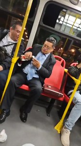 ¡Chupando! 🥃 En pleno TransMilenio, en Bogotá, los captaron tomando tragos de aguardiente. ¿Cuál fue la reacción de las personas? → https://bit.ly/3Q3B8rf | El Tiempo