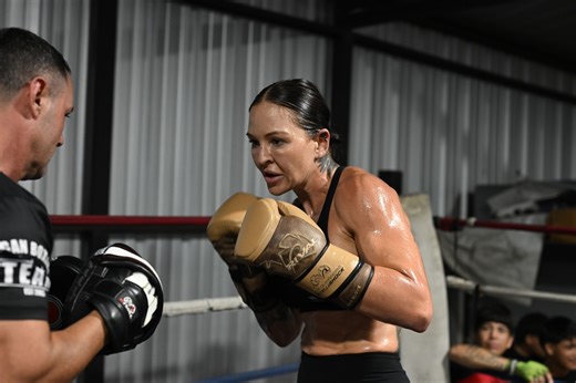 WBO & IBF Middleweight World Champion Desley Robinson displays power ahead of world title defence in Texas this Sunday 😤 https://www.fighthq.com.au/brand/rival/?utm_source=facebook &utm_medium=abc&utm_campaign=rivalboxing-16-10-25 #DesleyRobinson #RobinsonHoller #MVPromotions #Dazn #Boxing | Australian Boxing Central