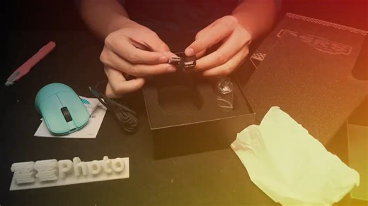 贱驴 RSR5S 轻量电竞鼠标开箱！ 今天开箱一款贱驴的RSR5S，使用了几天，总体体验下来，轻量化鼠标打游戏很舒服，不累手，打暗区突围时候，也没有以往无线鼠标