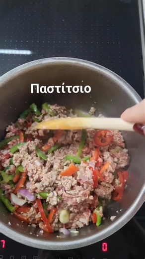 Παστίτσιο Υλικά: 1 πακέτο μακαρόνια για παστίτσιο 250g μοσχαρίσιος κιμάς 250g χοιρινός κιμάς 1 κρεμμύδι 1 κόκκινη πιπεριά 1 πράσινη πιπεριά 500g χυμός ντομάτας 1 κουταλιά σούπας πελτέ 1 κουταλιά σούπας ξύδι Μισό κουταλάκι γλυκού μπαχάρι Μισό κουταλάκι γλυκού πάπρικα Λάδι,αλάτι,πιπέρι Για τη μπεσαμέλ: 100g λάδι 100g αλεύρι 500ml γάλα Λίγο μοσχοκάρυδο - Σε κατσαρόλα με λίγο λάδι σοτάρω το κρεμμύδι, τις πιπεριές & τον κιμά. Ρίχνω τον χυμό ντομάτας, το ξύδι, τον πελτέ, τα μπαχαρικά, λάδι, αλάτι & πι