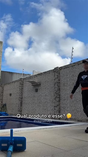 Vagna Thayz | Manutenções de Piscinas on Instagram: "O VERÃO TÁ AI E O CARNAVAL TAMBÉM!🎭 Mas e sua piscina, tem água ou óleo? 👀 Com o uso intenso das piscinas, a oleosidade através de cosméticos vem com tudo pra borda da piscina. Mas isso tu pode resolver com esse dica de ouro! Limpa bordas +concentrado e Eliminador de Oleosidade da @hidroazulbrasil 💙 Me conta, como está a sua borda aí? ☀️ #publi #limpezadepiscina #piscina #verão #carnaval"
