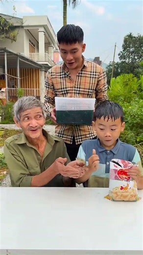 hãm hại” cậu bé siêu dễ thương khiến ai xem cũng vừa cười 😂#short​ #fun​
