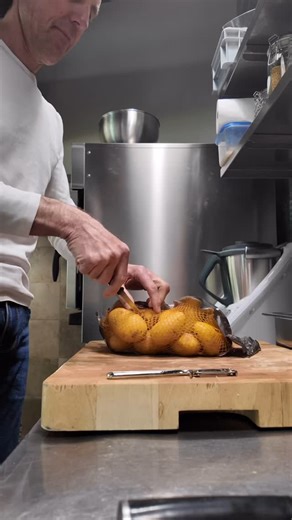 TONIGHT: Gebeeftes Steak vom Iberico mit Kaffee und Gewürzen gegart, mediterraner Fenchel-Orangen-Salat, Lyoner Kartoffeln. Wir freuen uns auf deine Reservierung im Restaurant. Mahlzeit! 🧑‍🍳 #handwerklicheskochen #kaufregional #fleischvonhier #coffeerub #beefer #sousvide | EGGHEAD Restaurant