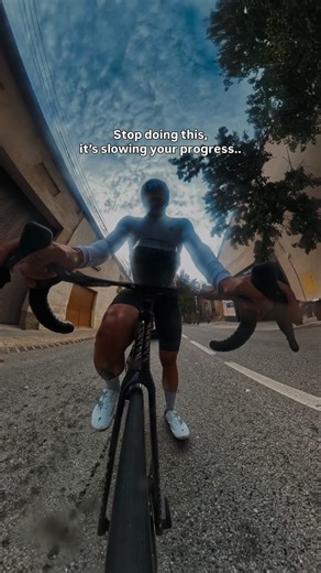 A lot of new cyclists push hard but miss the basics that actually build speed and endurance. 💡 Here are 4 mistakes holding beginners back and how to fix them 👇 1️⃣ Overtraining too early Progress comes from consistent, structured training and recovery, not from going full gas every day. ✅ Tip: Keep hard rides to 2–3 per week. The rest should be easy spins or recovery days. 2️⃣ Ignoring nutrition Your legs can’t perform if your tank is empty. ✅ Tip: Eat balanced meals, aim for carbs before ride