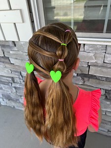 5.4M views · 90K reactions | It's that time of year to start sharing back to school hairstyles! My kids are headed back next week. When do your kids go back to school? | Easy Toddler Hairstyles | Facebook