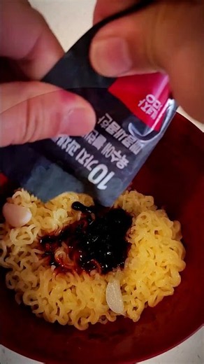 [korean noodle] Mishik Bibimmyeon 🍓🌶️ (하림 더미식 비빔면) #Shorts