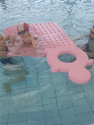 🌊👶 BÉBÉ NAGEUR : UN MOMENT MAGIQUE EN FAMILLE ! 👶🌊 Et si vous partagiez un moment complice et joyeux avec votre tout-petit dans l’eau ? 💙 Nos séances Bébé Nageur sont spécialement conçues pour les enfants de 6 mois à 5 ans, accompagnés de papa, maman (ou les deux !). Dans une eau bien chaude et sécurisée, bébé découvre les joies de l’eau tout en développant sa motricité, sa confiance et son éveil sensoriel 🐳💦 ✅ Ateliers ludiques et bienveillants ✅ Encadrée par des professionnels diplômés 